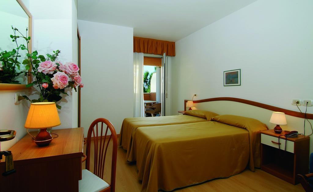 Hotel Garni Losanna Bibione Habitación foto